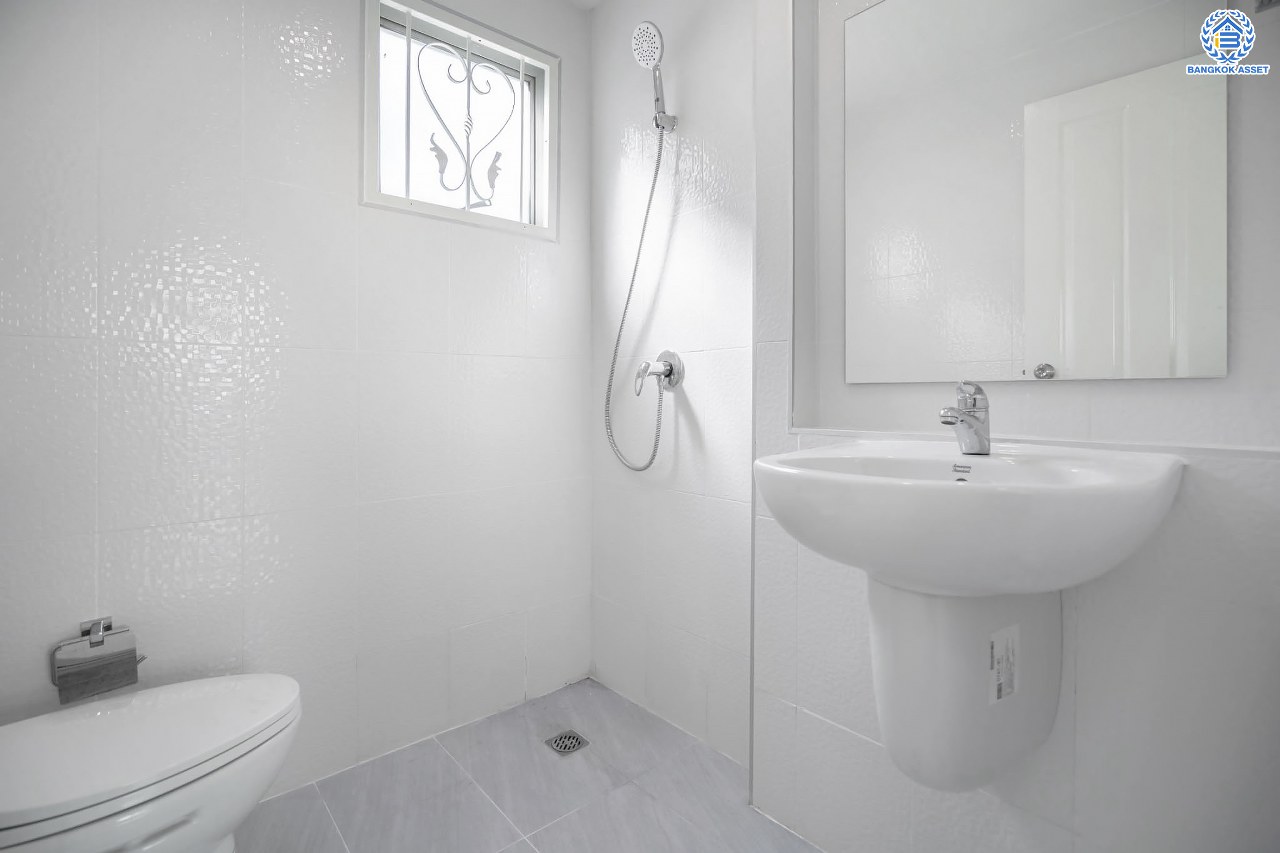 บ้านมือสองตกแต่งใหม่ โครงการ พฤกษ์ลดา1 บางใหญ่ บนเนื้อที่ 50 ตร.ว. ฟังก์ชัน 4 ห้องนอน (ห้องนอนชั้นล่าง 1 ห้อง) 2 ห้องน้ำ 2 ที่จอดรถ ทำเลเดินทางสะดวก เชื่อมต่อถนนกาญจนาภิเษก ใกล้รถไฟฟ้าสายสีม่วง "สถานีคลองบางไผ่" และทางด่วน "กาญจนาภิเษก"